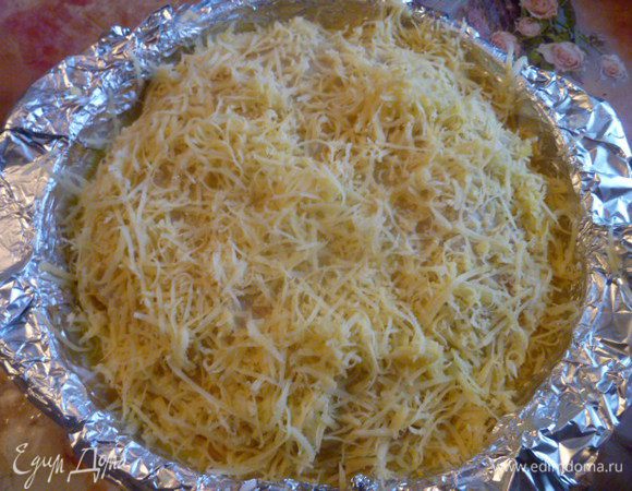 Сверху щедро посыпать тертым сыром.