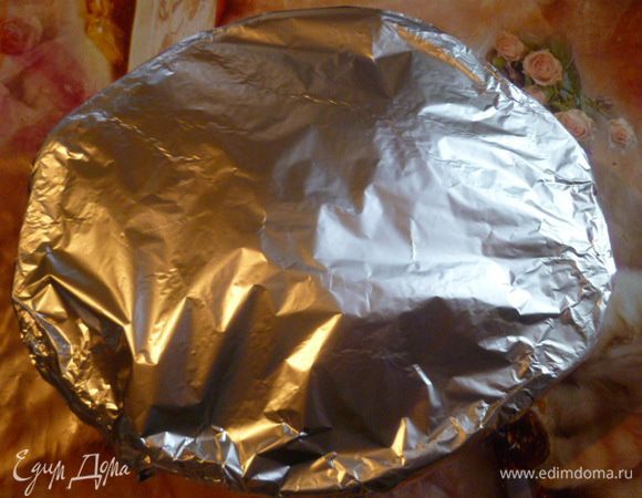 Укутываем в фольгу. И ставим в разогретую духовку при 200 градусах на 15 минут. Затем снять фольгу и еще на 10 минут.