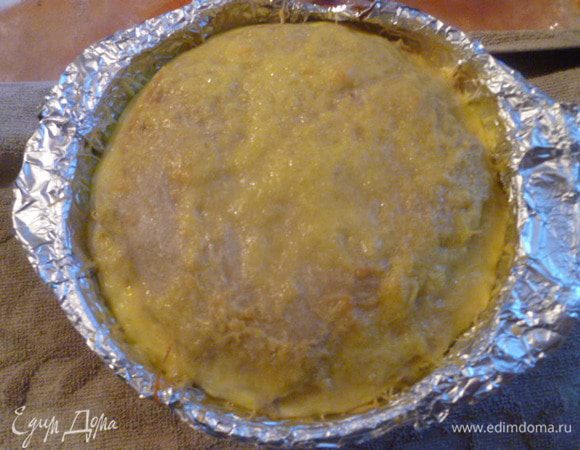 Вынуть из духовки и пока пирог горячий, аккуратно ножом отделить бока пирога от формы.