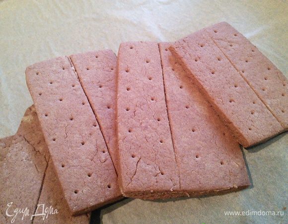 Вместо шоколадного печенья из магазина я спекла печенье " Крекер Грехема шоколадный" от Настасьи.http://www.edimdoma.ru/retsepty/67142-pechenie-kreker-grehema-shokoladnyy-graham-crackers мне понравилась задумка Насти, состав печенья и я не ошиблась! Настя, спасибо за рецепт!!! Если вы хотите сэкономить время, то обычные шоколадные кукис подойдут тоже, можно взять с ореховой добавкой.