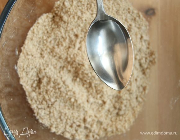 Соединить мучную смесь и масляную, растереть в крошку. Добавить пару столовых ложек воды.