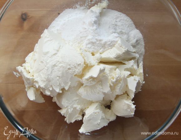 Смешать сливочный сыр и сахар.