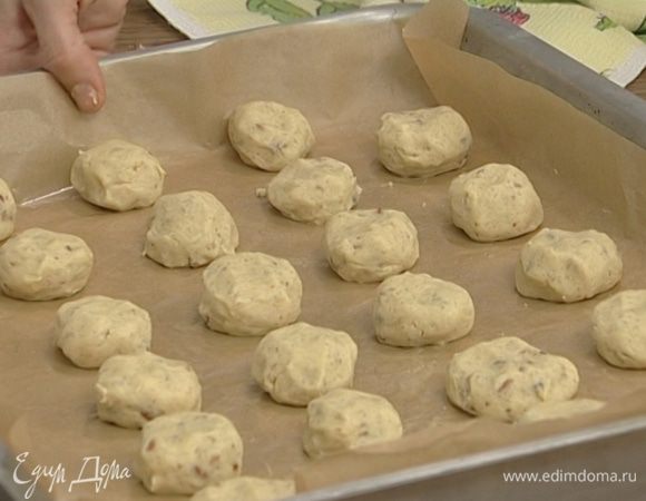 Выложить лепешки их на противень.