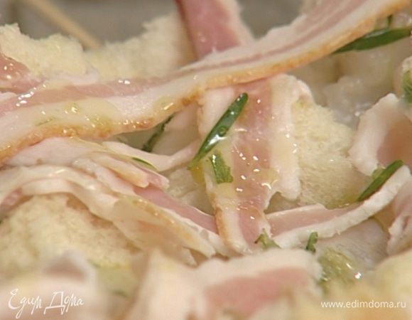 Сверху разложить бекон, сбрызнуть оставшейся заправкой из оливкового масла и розмарина.