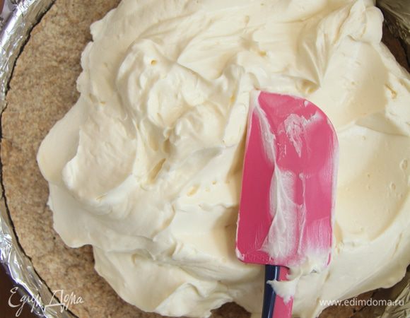 Сырную начинку выложить на корж-основу.