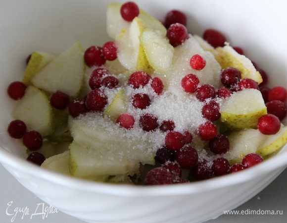 Грушу нарезать тонкими ломтиками, добавить бруснику и ванильный сахар. Перемешать.