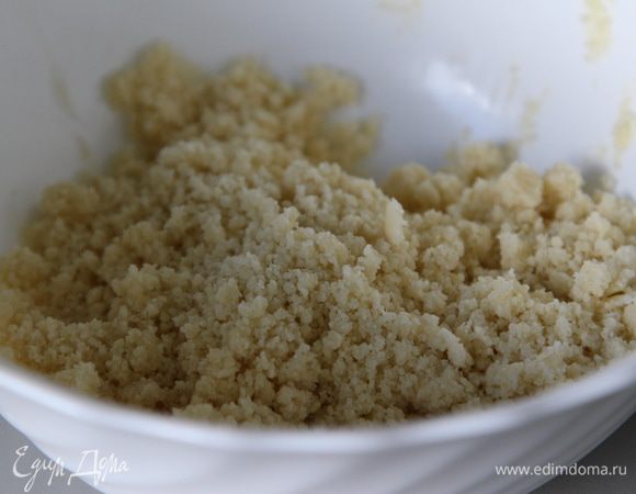 Готовим крошку. Смешиваем масло, сахар и муку. Всё перетираем руками в крошку.