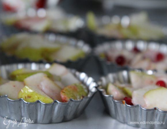 Выкладываем фрукты-ягоды в формочки. 