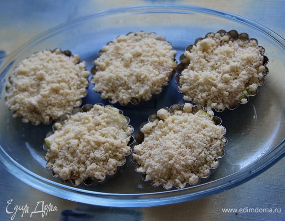 Сверху посыпаем крошкой.