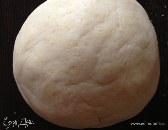 Тесто должно получится мягким, но упругим, хорошо формироваться в шар и не липнуть к рукам.