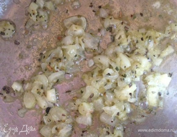 В маленькой кастрюльке растопим сливочное масло, добавим к нему лук, орегано и соль. Помешивая, обжарим лук на среднем огне минут 5 до золотистой корочки.