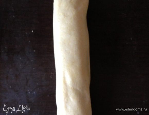 Скатаем его с меньшего конца в тугой цилиндр.