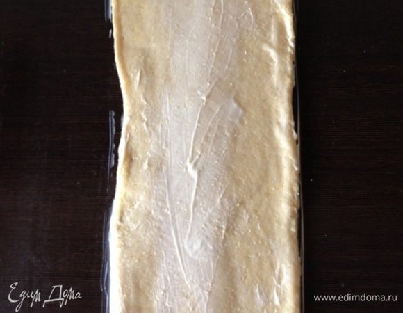 И заново раскатаем в прямоугольник. Уже не такой большой. У меня вышел приблизительно 15х40 см. Если масло будет выходить наружу не страшно, просто размажем его по поверхности прямоугольника.