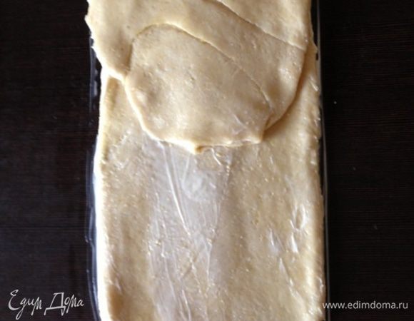 Теперь сложим тесто конвертом. Сначала один край....