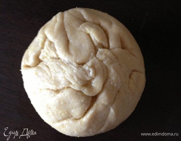 Соберем тесто в шар, закрепляя швы, положим его в ту же промасленную миску, накроем пленкой и отправим еще раз подходить, но..................в холодильник!!! Приблизительно на 1 час.