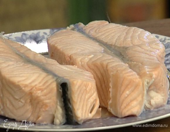 Влить 1–1,5 литра воды, вино и поставить на огонь, когда бульон закипит, посолить. Отваривать семгу до полуготовности.