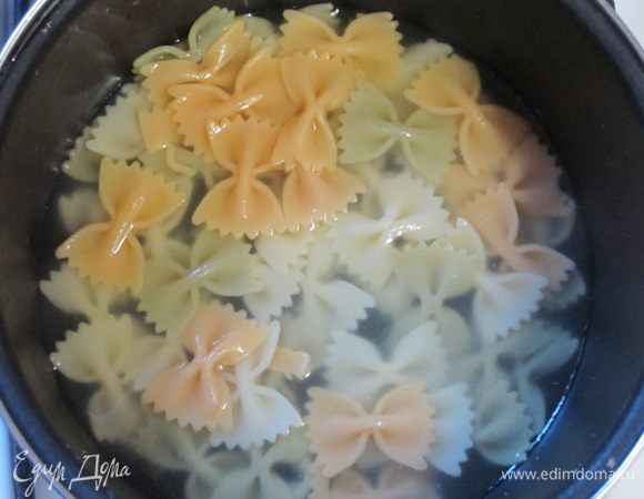 Отварить "бабочки" в подсоленной воде с добавлением оливкового масла. Откинуть на дуршлаг и промыть холодной водой.