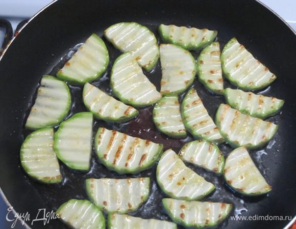 Кабачок вымыть, обсушить, нарезать полукруглыми ломтиками фигурным ножом. Обжарить на растительном масле в течение 5 минут.