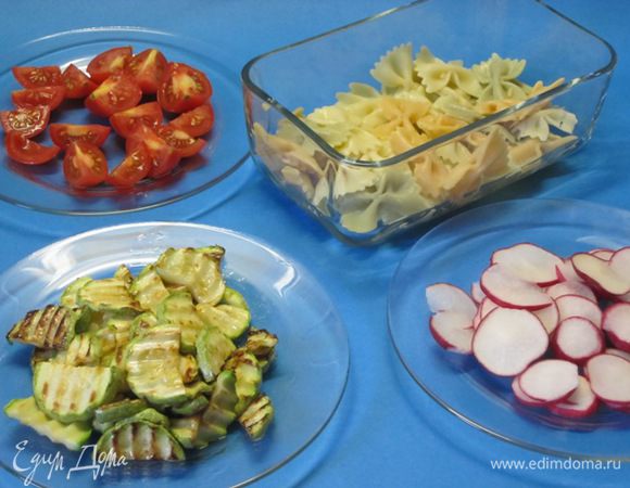 Редиску нарезать тонкими кружками. Помидоры разрезать на 2 или на 4 части.