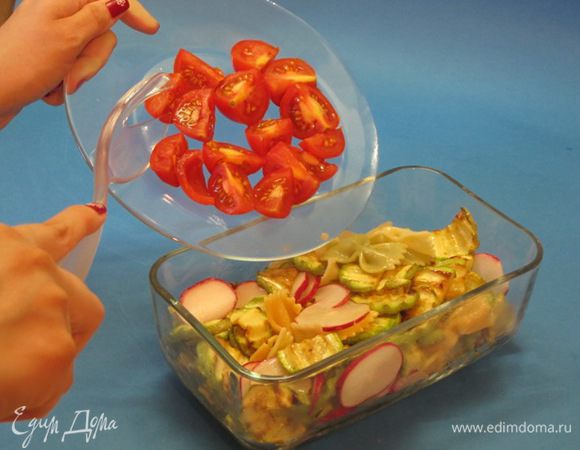 дольки помидоров.