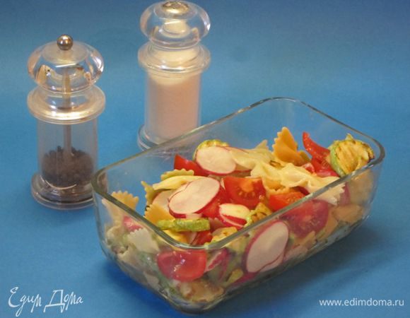 Посолить, приправить свежемолотым черным перцем. Сбрызнуть салат лимонным соком из половинки лимона, перемешать.