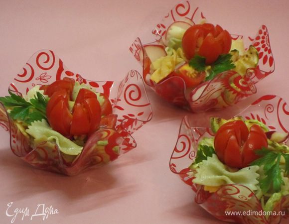 Разложить по салатникам.