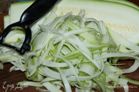 Кабачок моем, от шкурки можно не очищать. Нарезаем на пластины толщиной около 1 см, а затем нарезаем на тоненькие полоски ножом для чистки овощей.