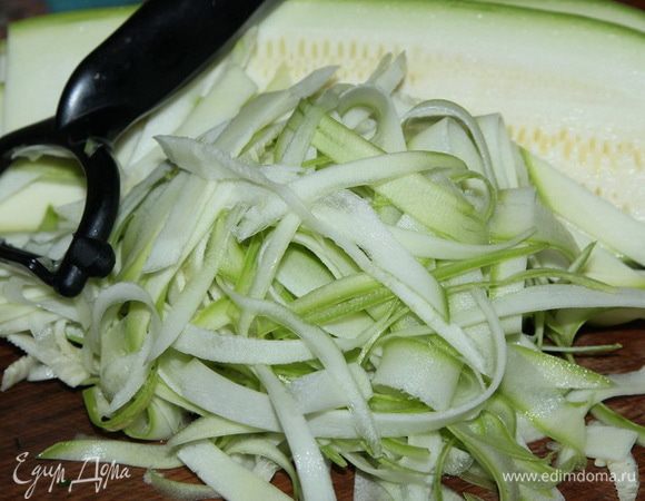 Кабачок моем, от шкурки можно не очищать. Нарезаем на пластины толщиной около 1 см, а затем нарезаем на тоненькие полоски ножом для чистки овощей.