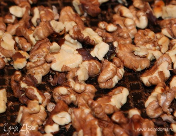 Грецкие орехи подрумяниваем на сухой сковороде, остужаем и отшелушиваем кожицу