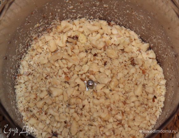 Орехи измельчаем в блендере не очень мелко так. чтобы была крошка. Впрочем - это как вам нравится. Я люблю когда орешек попадает на "зубок".