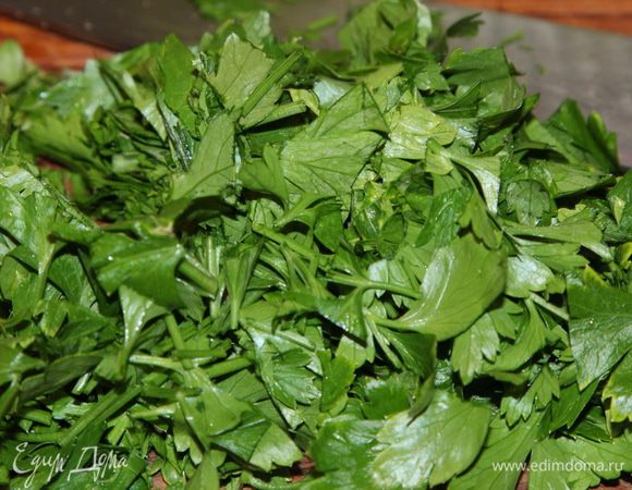 Петрушку рубим крупно.