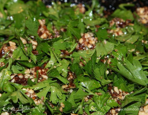 Добавляем к орехово-луковой смеси и тщательно перемешиваем. Тепло раскроет аромат петрушки, но не погубит все ее полезные свойства.
