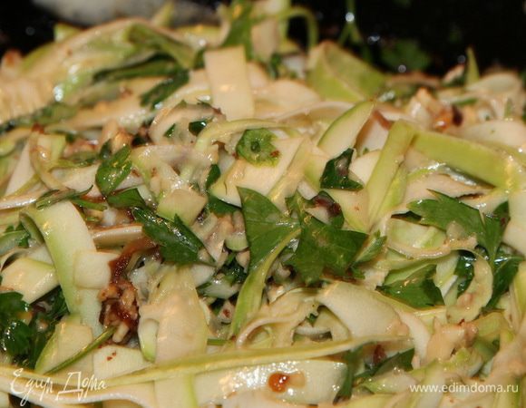 Последний шаг - соединяем кабачки с зеленью и орехами, перемешиваем и подаем.