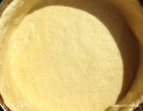 В форму (лучше разъемную, но непротекающую, т.к. масло "убежит" при выпечке) нальем 2 ст. л. оливкового масла и смажем ее по всей поверхности. При помощи скалки перенесем тесто в форму и плотно распределим его, делая бортики высотой сантиметра 3, если больше - не страшно, после отрегулируем.