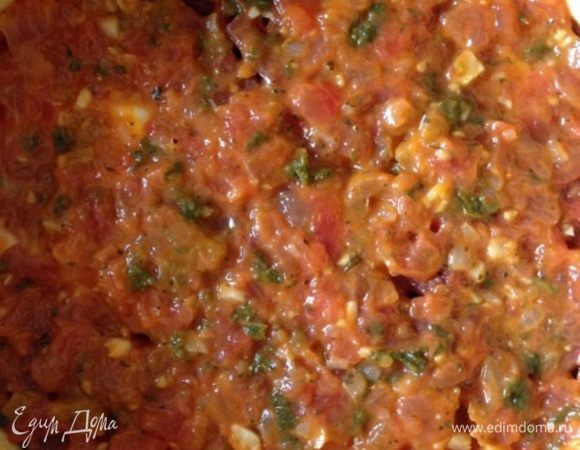 Поверх равномерно выкладываем томатный соус.