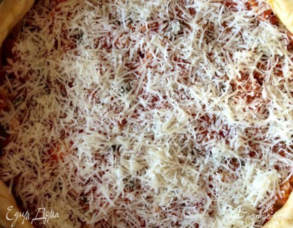 И посыпаем это все великолепие тертым пармезаном. Ставим в разогретую духовку на нижний уровень минут на 30 до золотистой корочки.