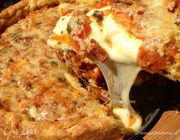 Нарезаем (для большего эффекта это лучше делать при едоках!!!))))))) и подаем!!! Посмотрите на эту начинку!!!! Я бы и сейчас еще кусочек съела!!! Бесподобное мягкое тесто и огромное количество сочной, вкуснейшей начинки!!!! Прощай фигура!!!!))))))))))))