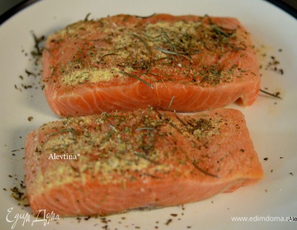 Посыпать филе рыбы смешанными специями.
