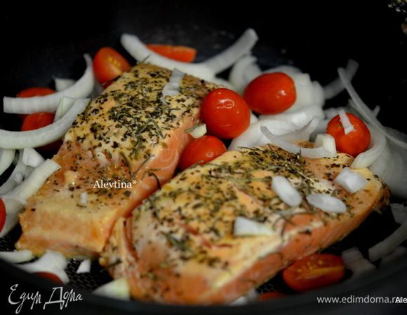 На сковороду вылить 1 стол.л масла, затем филе рыбы . Жарить 5 мин. Затем добавить сахар и 1 ст.л масла, лук и помидоры шерри. Готовить рыбу и овощи раз перевернув, до готовности.