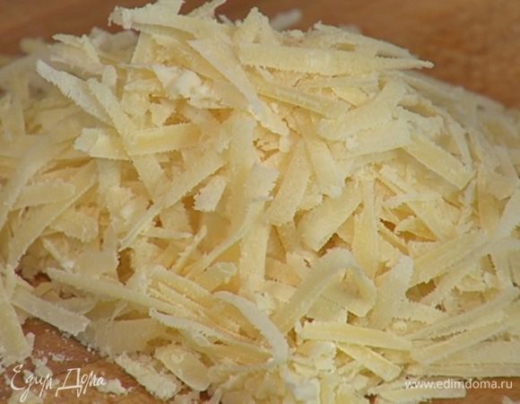 Сыр натереть на крупной терке.