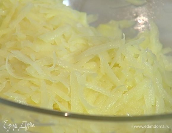 Картофель почистить, натереть на крупной терке и слегка отжать.