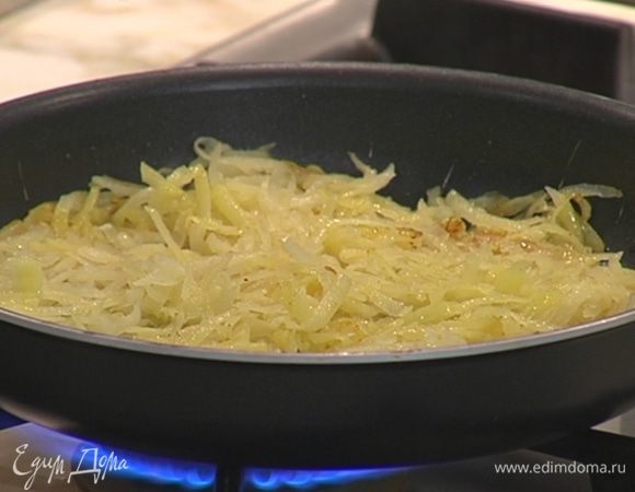 Натертый картофель выложить к луку с чесноком, перемешать и распределить по сковороде ровным слоем.