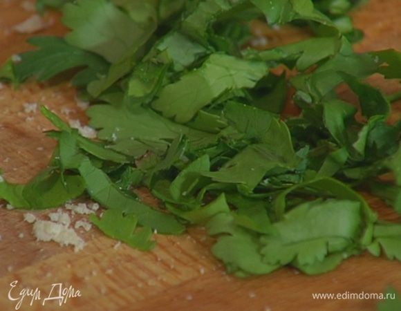 Кинзу мелко порезать.
