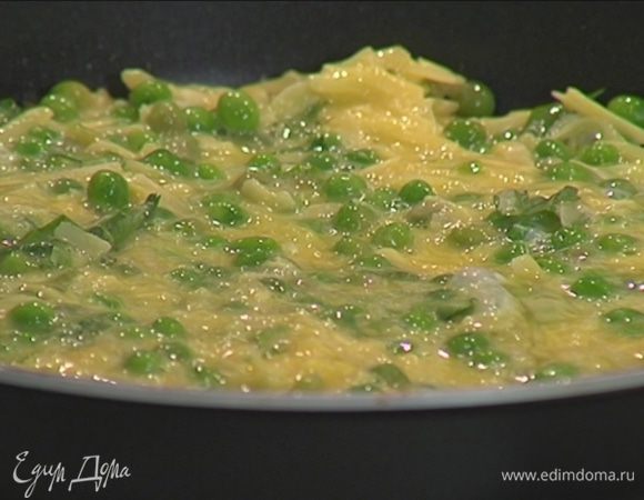 Яйца перемешать с зеленым горошком, натертым сыром и кинзой, а затем выложить в сковороду на картофель.