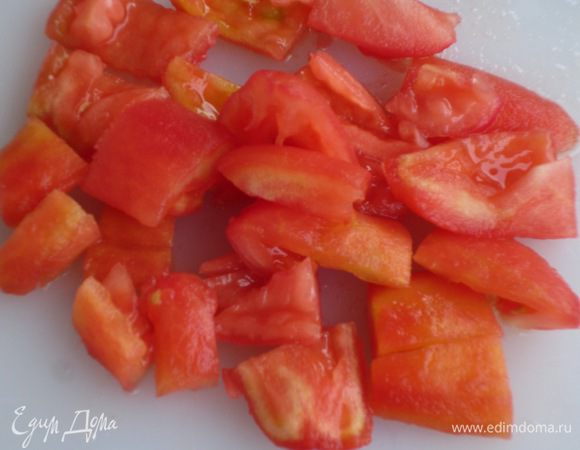 Лук мелко порубить.На помидорах сделать крестообразные надрезы ,погрузить в кипящую воду на 30 секунд и очистить от кожицы.Удалить семена,крупно нарезать и положить в кастрюлю с толстым дном.