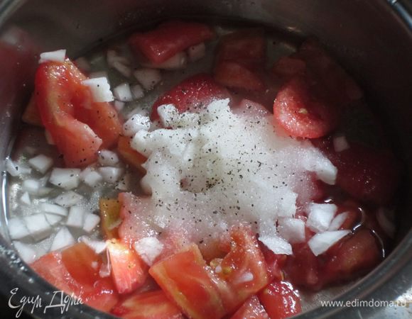 Добавить лук,сахар,уксус,соль,перец,довести до кипения  и готовить 30 минут на слабом огне.