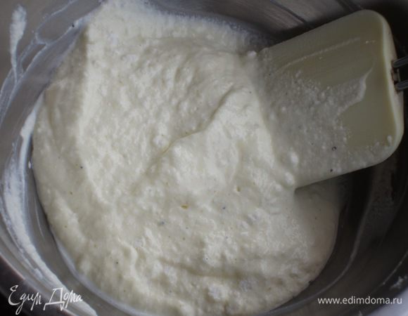 Белок взбить до устойчивых пиков и аккуратно ввести в массу.