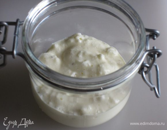 Половину сырной массы выложить в порционные креманки.