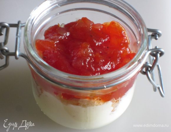 Сверху выложить томатный чатни......