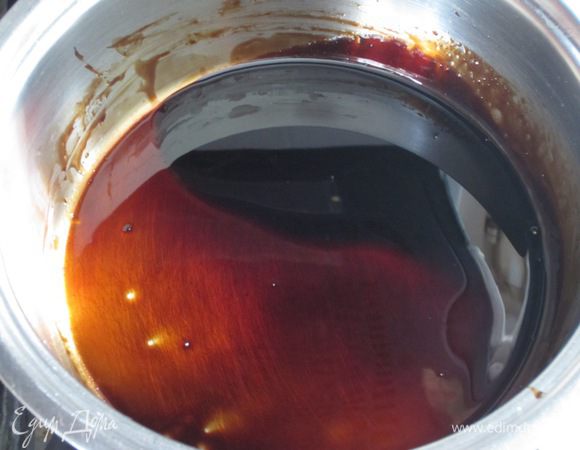 В кастрюлю с толстым дном влить бальзамический уксус и уварить его до консистенции сиропа на слабом огне.Остудить.